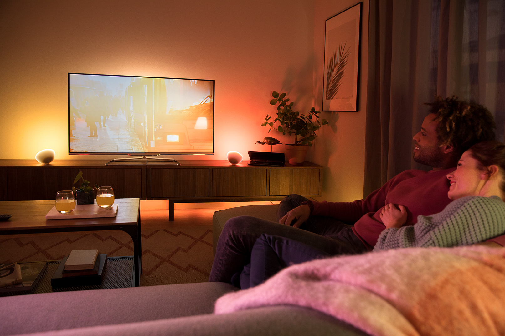 HUE_GO_LIGHTSTRIP_WATCHING_TV_WITH_LAPTOP_2467.jpg